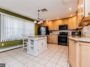 72 Thornridge Drive, Levittown PA 19054