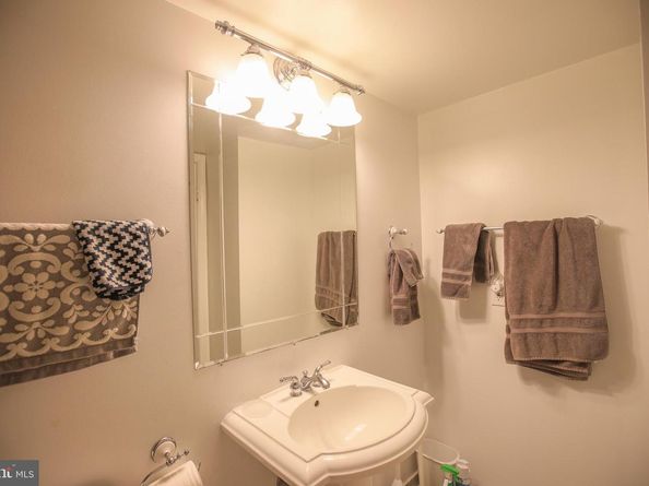 3800 Powell Lane 1121, Falls Church VA 22041