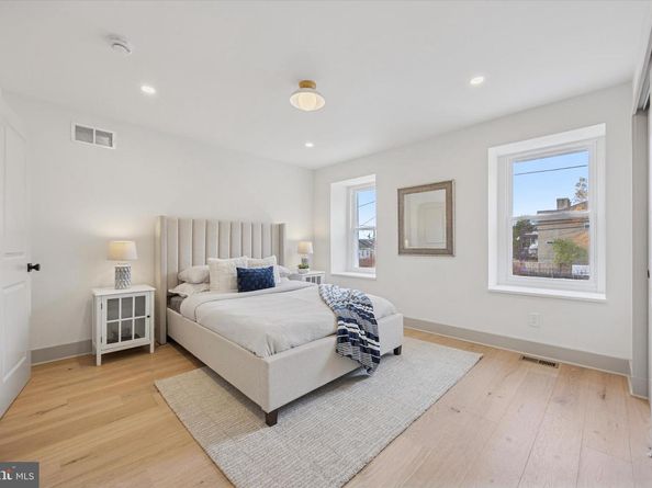 211 Hermit, Philadelphia PA 19128