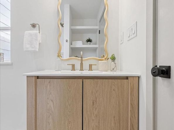 211 Hermit, Philadelphia PA 19128