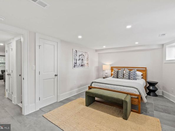 323 10TH Street NE, Washington DC 20002