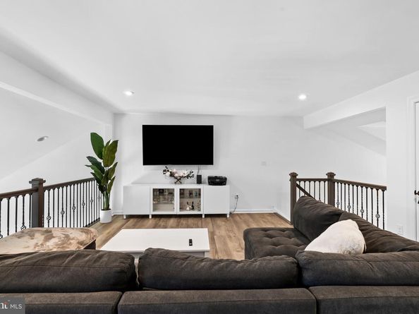 905 Holden Court, Warminster PA 18974