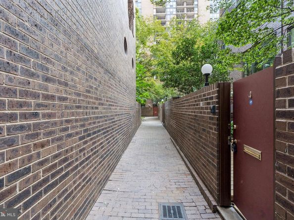 15 Saint James Court 7, Philadelphia PA 19106