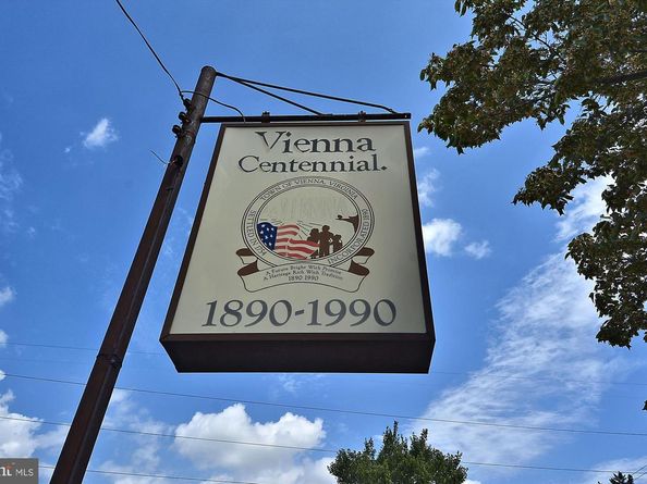 205 Market Square NW 15, Vienna VA 22180
