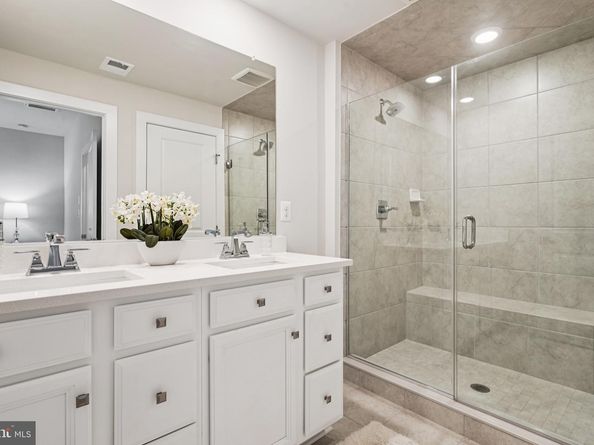 205 Market Square NW 15, Vienna VA 22180