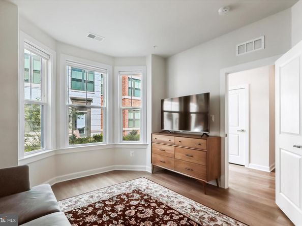 205 Market Square NW 15, Vienna VA 22180