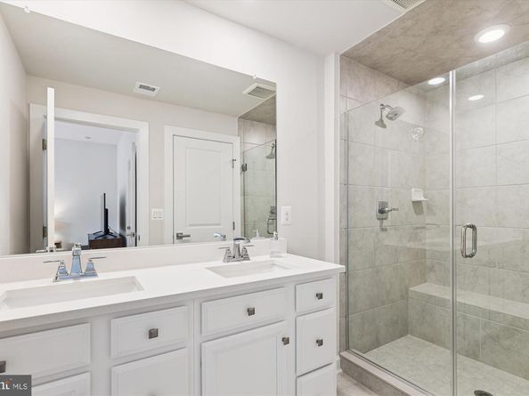 205 Market Square NW 15, Vienna VA 22180