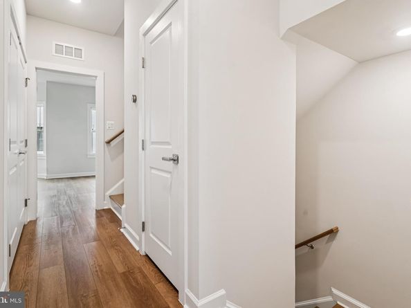 205 Market Square NW 15, Vienna VA 22180