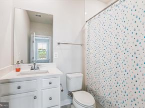205 Market Square NW 15, Vienna VA 22180