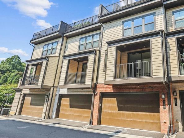 205 Market Square NW 15, Vienna VA 22180