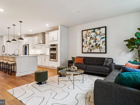 205 Market Square NW 15, Vienna VA 22180