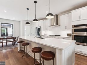 205 Market Square NW 15, Vienna VA 22180