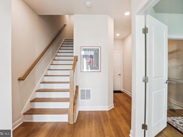 205 Market Square NW 15, Vienna VA 22180