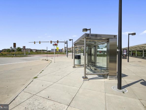 205 Market Square NW 15, Vienna VA 22180
