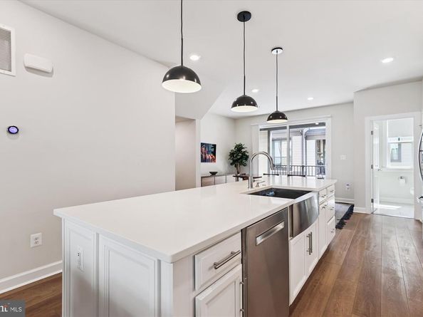 205 Market Square NW 15, Vienna VA 22180