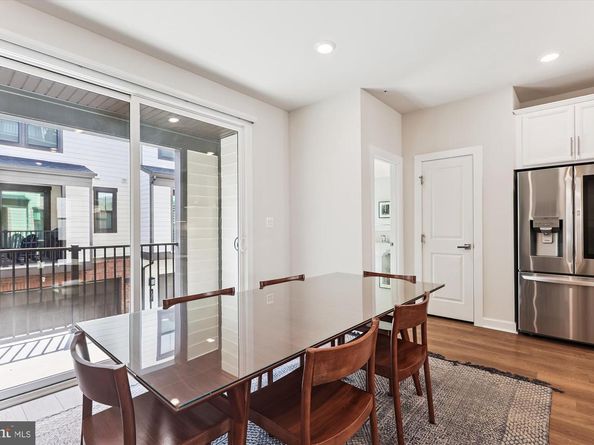 205 Market Square NW 15, Vienna VA 22180