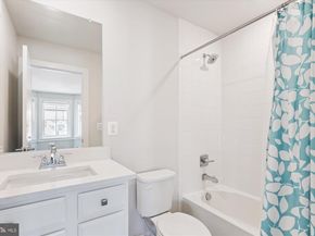 205 Market Square NW 15, Vienna VA 22180
