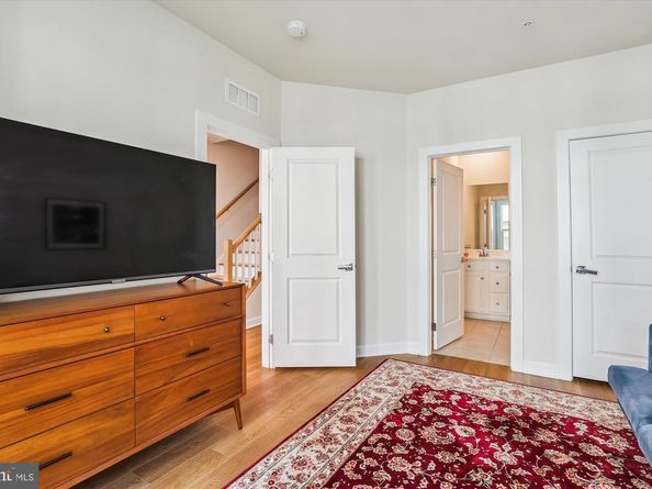 205 Market Square NW 15, Vienna VA 22180