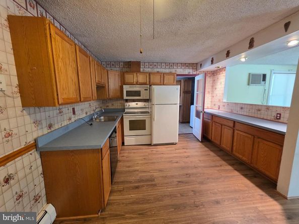 1 Mistletoe Lane, Levittown PA 19054