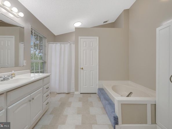 30125 Merchant Court, Great Falls VA 22066