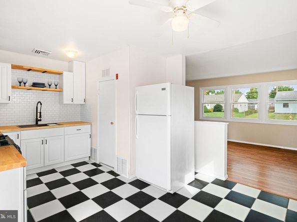 906 Stephen Avenue, Croydon PA 19021