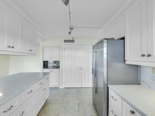 374 Golfview Rd 106, North Palm Beach FL 33408