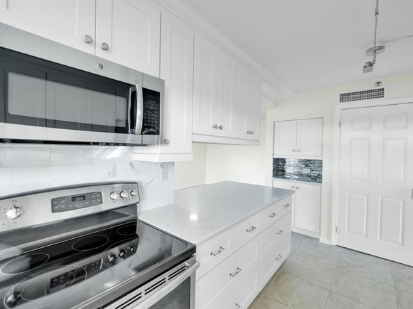 374 Golfview Rd 106, North Palm Beach FL 33408
