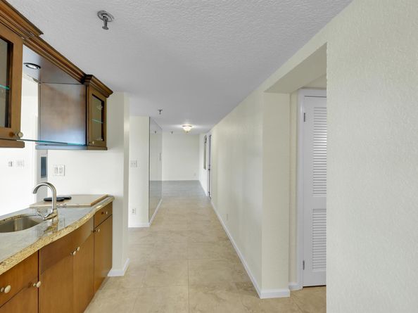 374 Golfview Rd 106, North Palm Beach FL 33408