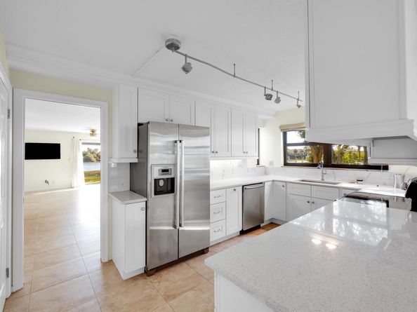 374 Golfview Rd 106, North Palm Beach FL 33408