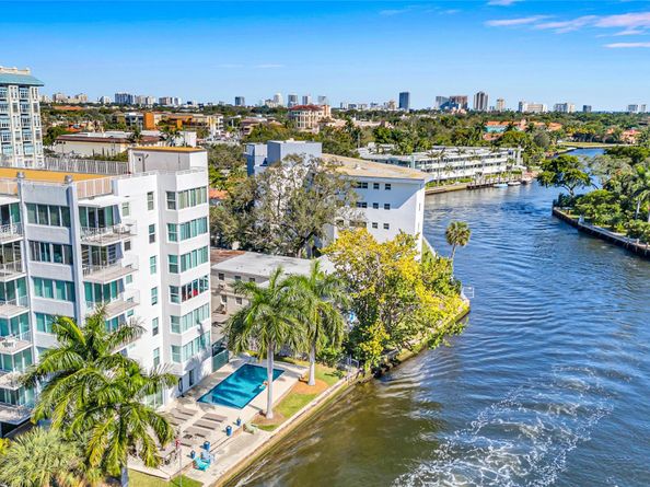 800 SE 4th St 302, Fort Lauderdale FL 33301