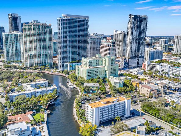 800 SE 4th St 302, Fort Lauderdale FL 33301