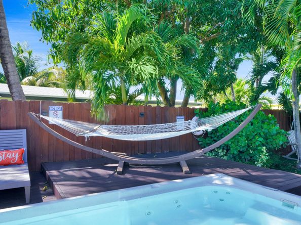 925 NE 40th Street, Oakland Park FL 33334