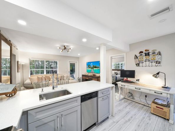 925 NE 40th Street, Oakland Park FL 33334