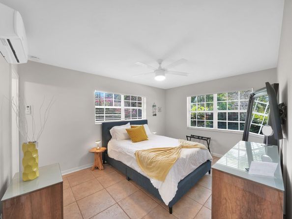 925 NE 40th Street, Oakland Park FL 33334