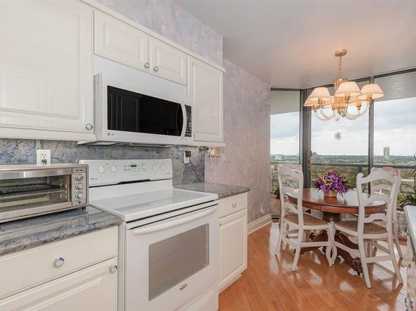 3598 Yacht Club Dr 1402, Miami FL 33180