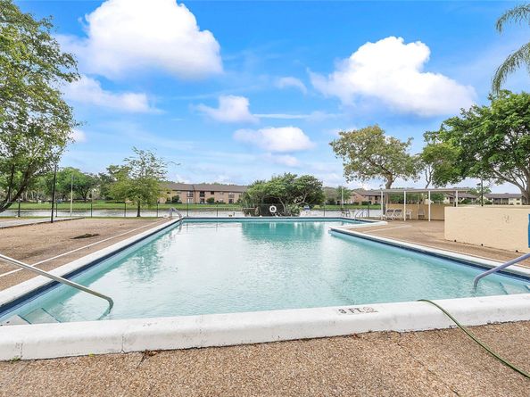 3955 N Nob Hill Rd 404, Sunrise FL 33351