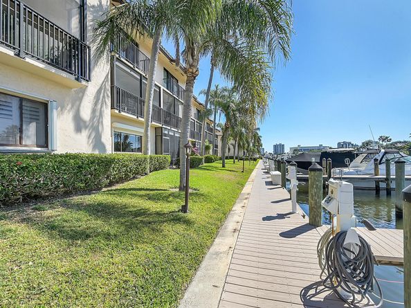 240 Captains Walk 517, Delray Beach FL 33483