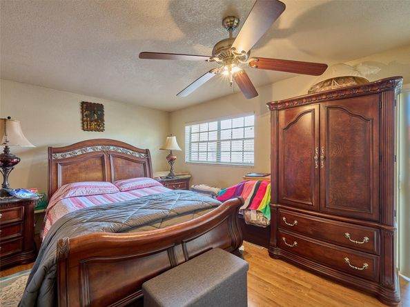 33 Spinning wheel lane 33, Tamarac FL 33319