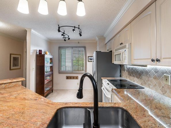 2221 Cypress Island 408, Pompano Beach FL 33069