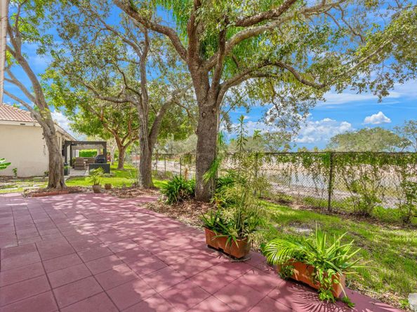 2561 E Aragon Blvd 1, Sunrise FL 33313