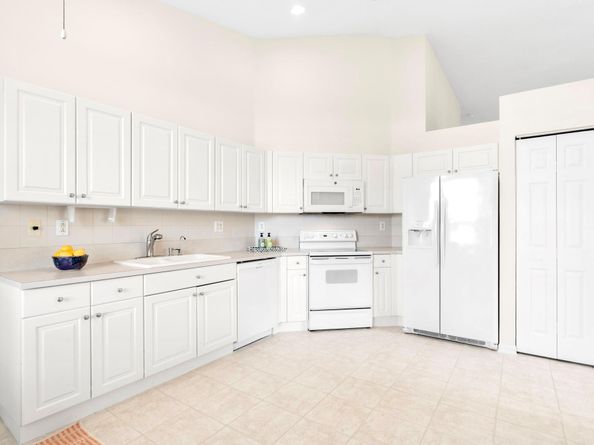 2561 E Aragon Blvd 1, Sunrise FL 33313