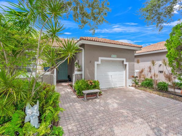 2561 E Aragon Blvd 1, Sunrise FL 33313