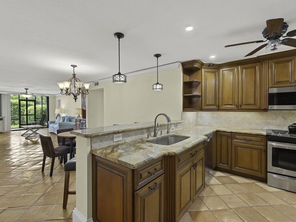 1202 S Lake Drive 105, Lantana FL 33462