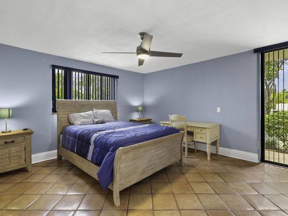 1202 S Lake Drive 105, Lantana FL 33462