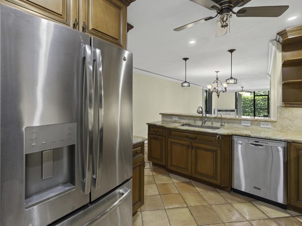 1202 S Lake Drive 105, Lantana FL 33462