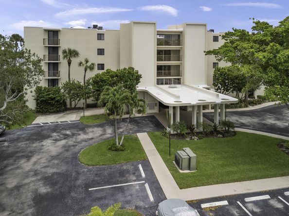 1202 S Lake Drive 105, Lantana FL 33462