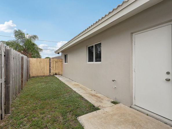 1541 NW 9th St, Boca Raton FL 33486