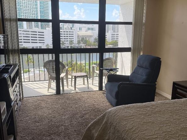 600 Parkview Dr 826, Hallandale Beach FL 33009