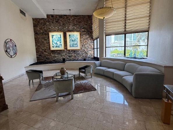 600 Parkview Dr 826, Hallandale Beach FL 33009