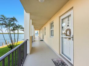 105 Paradise Harbour Boulevard 206, North Palm Beach FL 33408